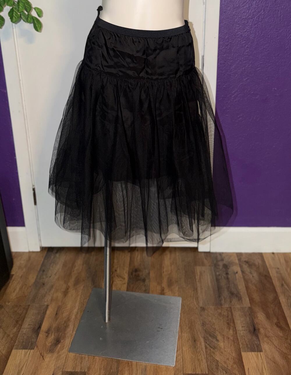Banana Republic women’s black lined mess tier tulle midi skirt with side zipper